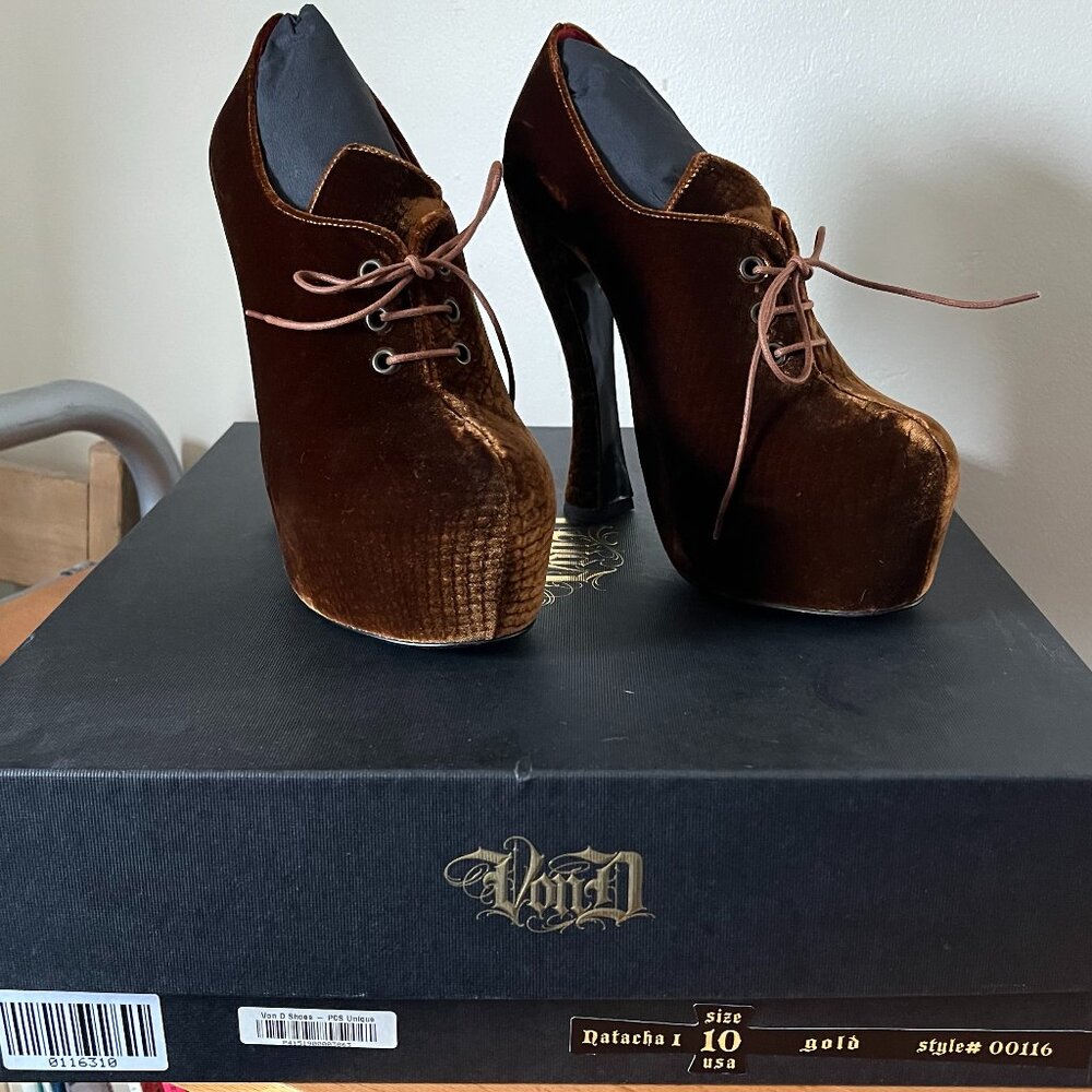 Kat Von D Natacha I gold velvet heels, snake texture - size 10 - NIB